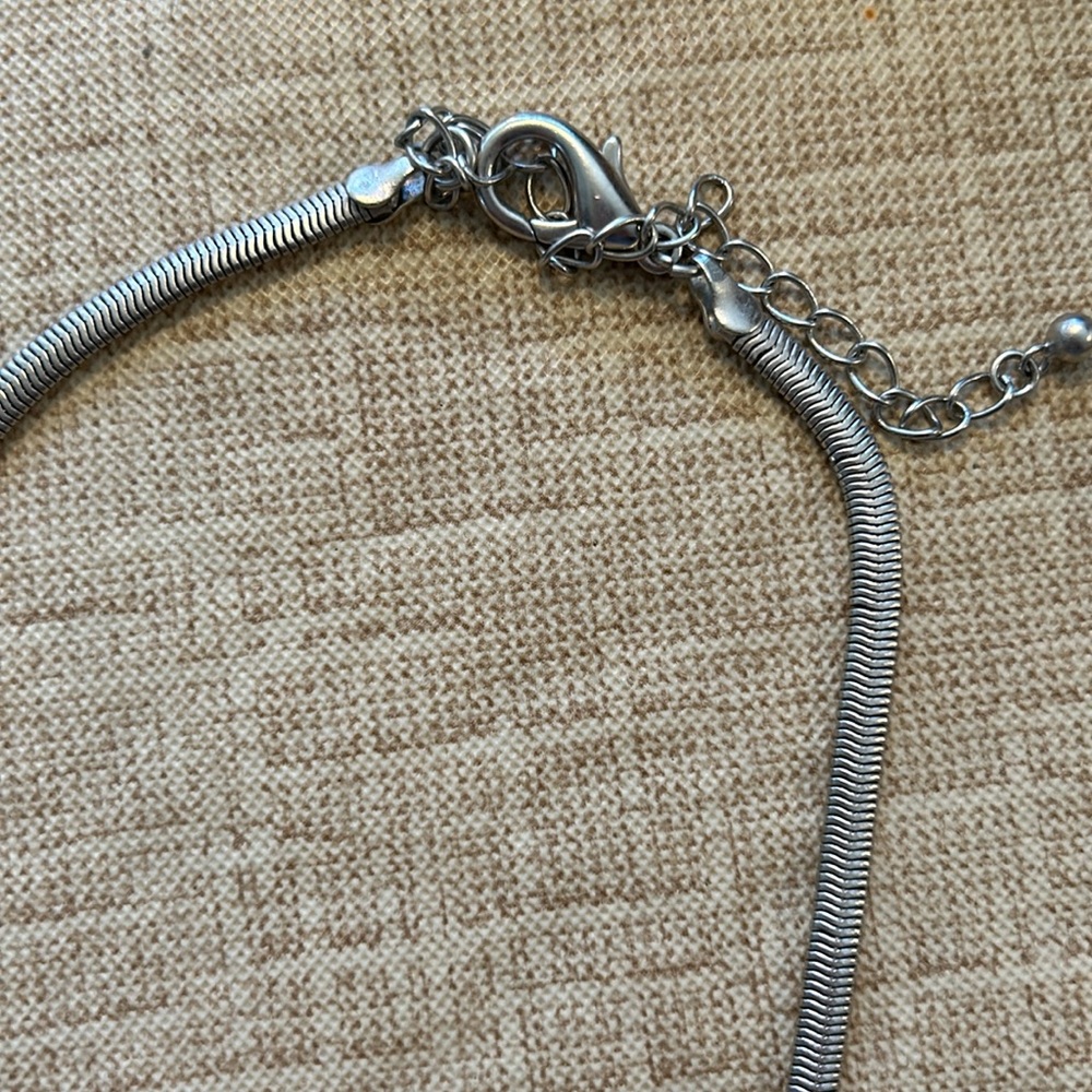 Silvertone pendant necklace - Picture 3 of 6